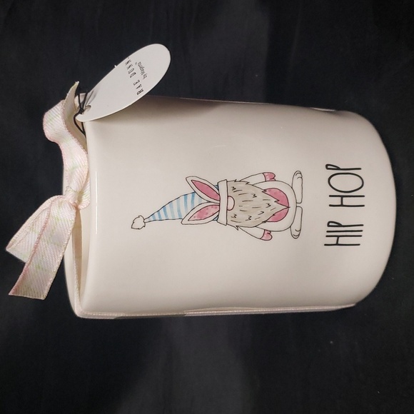 Rae Dunn by Magenta NWT "HIP HOP" Easter Gnome Flower Patch Scented Candle - Picture 1 of 6